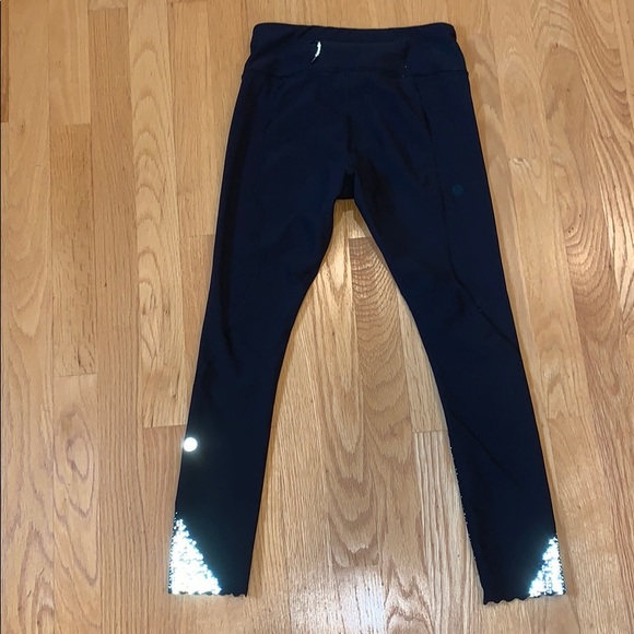 Reflective black lululemon leggings - Picture 4 of 7
